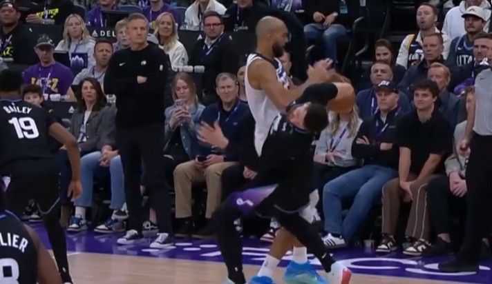 开云官方网站-搞心态！努尔基奇贴防小手乱扫领防守犯规 戈贝尔一个肘击吃T